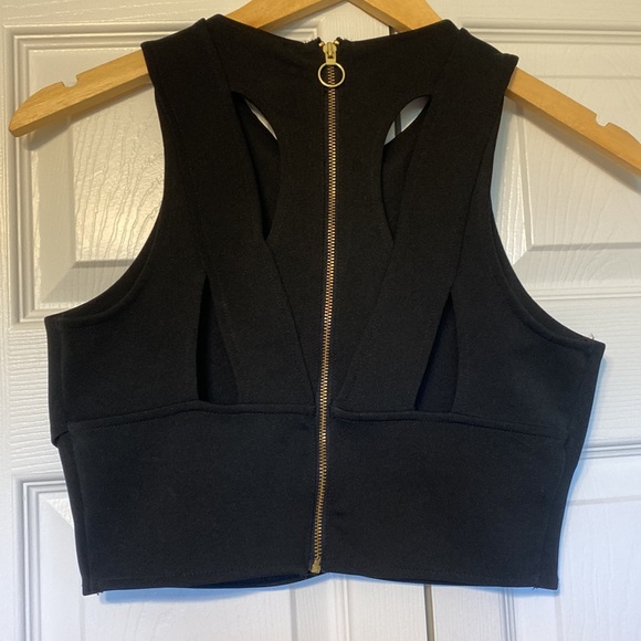 Express Cutout Crop Top - Picture 3 of 3